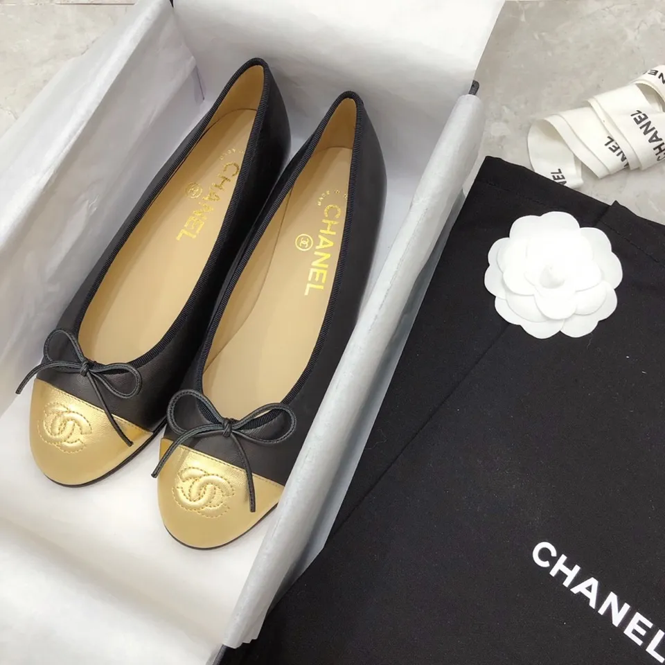 👟👟Ex-factory price 440👟👟 Chanel has been upgrading Chanel shoes ~ 2021ss top version HK overseas purchasing original cut at 1:1 Chanel Chanel Eternal Classic Bow Round Toe Ballet Shoes There are not many good quality, truly no pressure to enter and exit the counter. Regardless of the last type, leather material selection, and manufacturing process, they are all genuine craftsmanship and very sophisticated. ◾️Fabric: Mixed sheepskin imported from Italy ◾️Lining: Imported sheepskin (sweat-absorbent and soft) ◾️Sole: Italian special A-grade genuine leather sole (not ordinary thin sole in the market) ◾️Size: 35-39 [34 40 41 42 43 customization is not returnable]